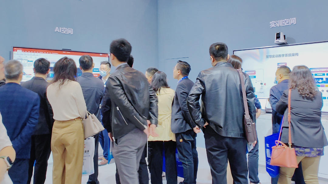 聚焦高博會(huì)，奧威亞高校數(shù)字化解決方案點(diǎn)燃全場！2.png
