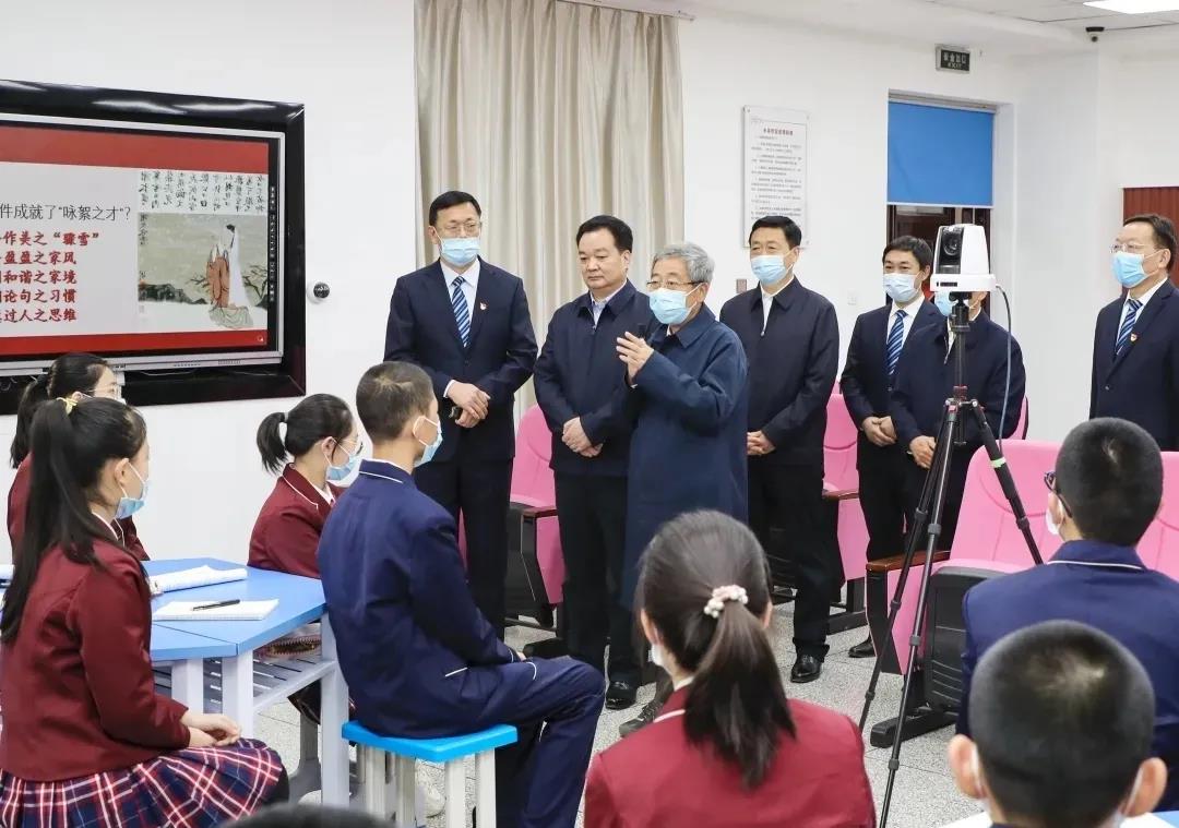 奧威亞在新疆丨兵團一中這節(jié)遠程互動課，陳寶生部長高度贊譽